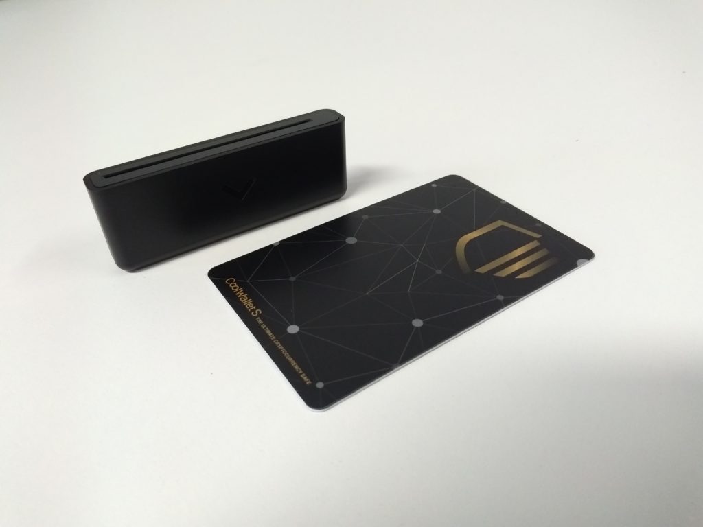 Cool Wallet S card and charger